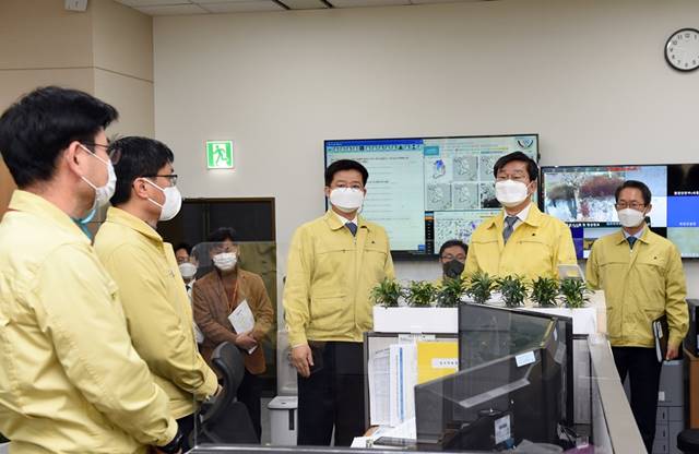 전해철 장관이 4일 오전 행정안전부 중앙재난안전상황실(세종)을 찾아 코로나19 대응 상황과 제주 어선(32명민호) 전복사고 수습상황을 점검하고 상황실 근무자들을 격려하고 있다. /행안부 제공