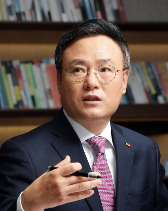 장동현 SK㈜ 사장은 4일 신년사를 통해 올해 소재, 그린, 바이오, 디지털을 4대 성장 동력으로 집중 육성하겠다는 계획을 밝혔다. /SK㈜ 제공