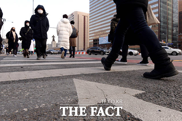 서울 아침 기온이 영하 8도를 기록하며 강추위가 이어지고 있는 4일 오전 서울 종로구 광화문 사거리에서 시민들이 2021년 새해 첫 출근을 하고 있다. /이선화 기자