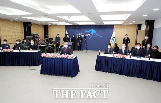 윤상기 하동군수가 2021년 언택트 시무식 신년사를 통해 새해 군정 추진방향과 각오를 다졌다. /하동군 제공