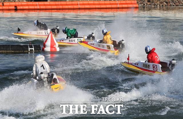 2021시즌 경정은 1월 6일부터 12월 30일까지(매주 수·목) 총 48회차 96일 경주로 구성된다. 회차는 전년 대비 2회차 감소했고 경주일수는 5일 줄어들었다./기금조성총괄본부 제공