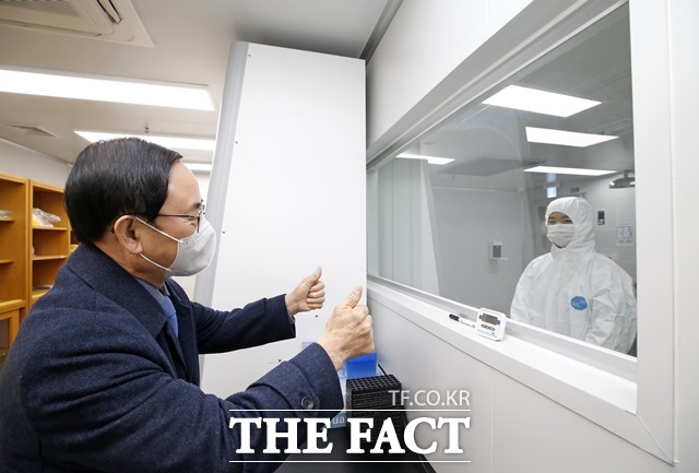 심민 임실군수가 4일 새해 첫 행보로 전북도 보건환경연구원을 찾아 코로나19 확산 여파로 검사물량 폭증에 밤샘 근무를 이어가는 연구원들에게 감사함을 전했다. /임실군 제공