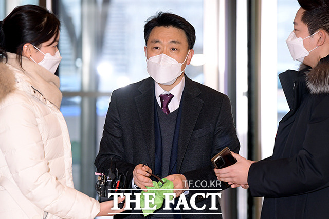 김진욱 초대 고위공직자범죄수사처장(공수처장) 후보자가 5일 오전 서울 종로구에 마련된 청문회 준비 사무실로 출근하기 전 취재진의 질문에 답하고 있다./이선화 기자