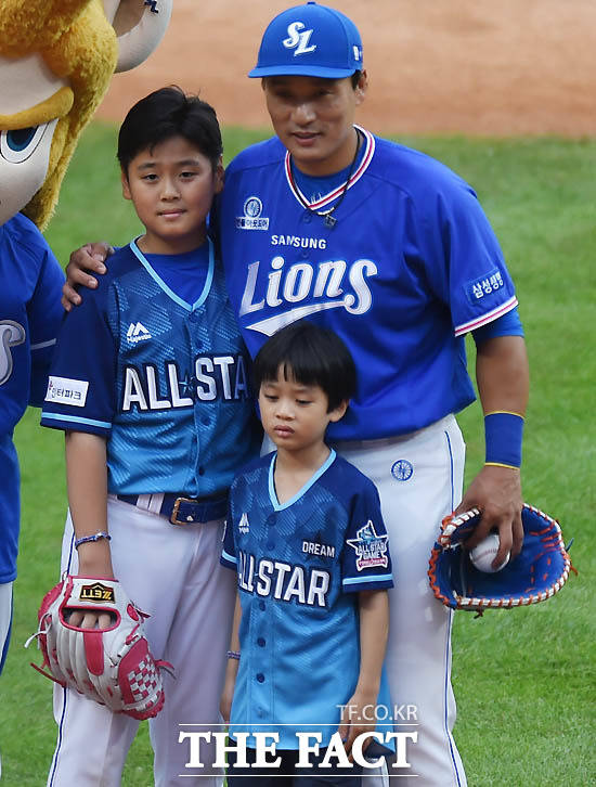 국민 타자로 불린 이승엽 KBO 홍보대사가 5일 세 아들의 아빠가 됐다고 직접 SNS를 통해 밝혔다. 사진은 2017년 올스타전에서 아들 은혁, 은준 군과 함께한 이승엽./더팩트 DB