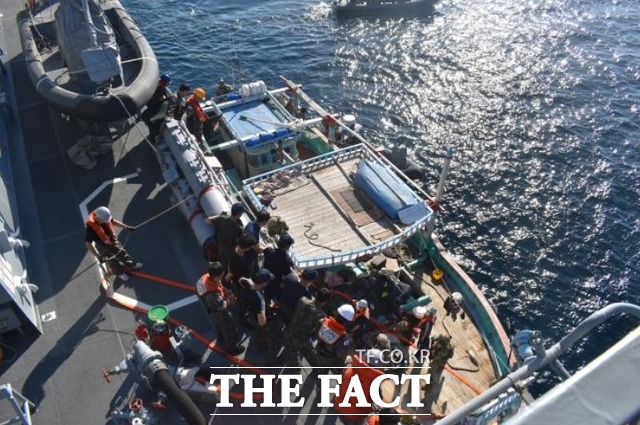 군 당국은 우리 선박이 이란 혁명수비대에 의해 나포돼 청해부대를 급파했다고 밝혔다. 사진은 2020년 4월 1일 청해부대 승조원들이 표류 중인 이란 선박을 구조해 유류를 지원하는 모습. /합동참모본부 제공