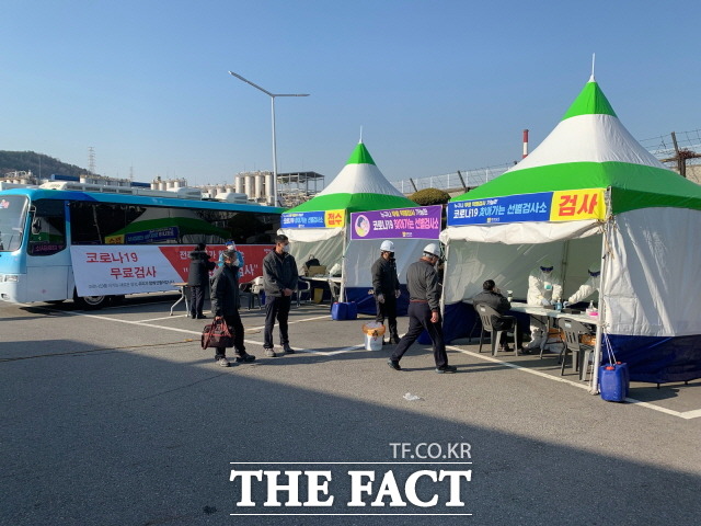 찾아가는 이동 선별검사 버스에서 교대근무등으로 검사를 받기 힘든 종사자들이 시간제약을 받지 않고 빠른 검사를 하고 있다./전남도 제공