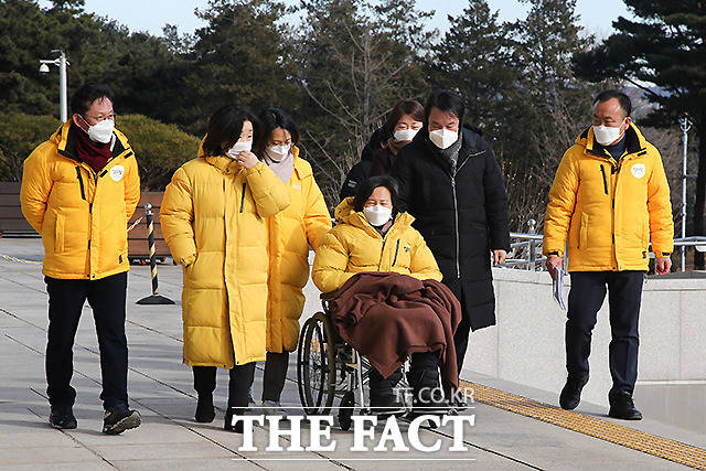 중대재해기업처벌법 제정을 촉구하며 단식농성 중 병원에 이송된 강은미 정의당 원내대표 5일 국회 단식농성장으로 복귀하고 있다.