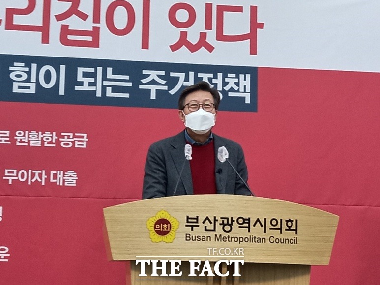 부산시장 보궐선거에 나선 국민의힘 박형준 예비후보가 5일 부산시의회 브리핑룸에서 기자회견을 갖고 자신의 2호 공약을 제시했다. /부산=조탁만 기자.