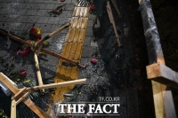  '윤석열 화환'에 불 지르고 유언장 뿌린 남성 체포