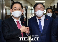 [TF포토] 본회의 개최 합의, 주먹 맞댄 여야