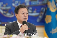  文대통령 ''코로나19' 지금 고비만 넘기면, 2월부터 '백신·치료제'로 공격적 대응'