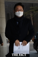 [TF포토] '예상 쟁점' 서류 들고 출근하는 박범계