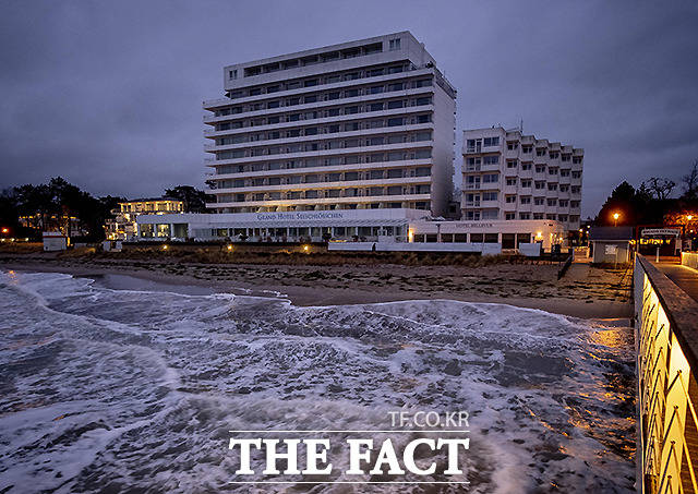5일(현지시간) 독일 티멘도르퍼 슈트란트의 발트해변에 있는 한 5성급 호텔이 코로나19로 문을 닫은 가운데 해변에 파도가 밀려오고 있다. /티멘도르퍼슈트란트=AP.뉴시스