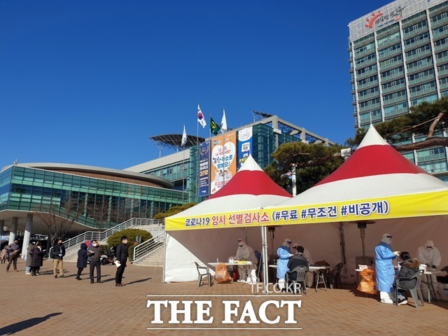 포항시가 시청 앞 광장에 코로나19 임시 선별검사장을 설치하고 시청 내 모든 공무원을 대상으로 전수 검사를 실시하고 있다/포항시청 제공