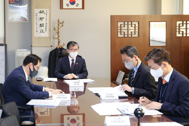 변창흠 국토교통부 장관은 5일 서울시, 경기도와 한국주택토지공사(LH), 주택도시보증공사(HUG), 서울주택도시공사(SH), 경기주택도시공사(GH), 한국주택협회, 대한주택건설협회, 한국부동산개발협회 등과 정책 간담회를 영상회의로 개최했다. /국토교통부 제공