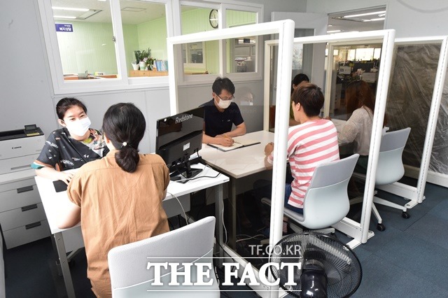 진주복지콜센터 직원들이 주민들과 상담하고 있는 모습. /진주시 제공
