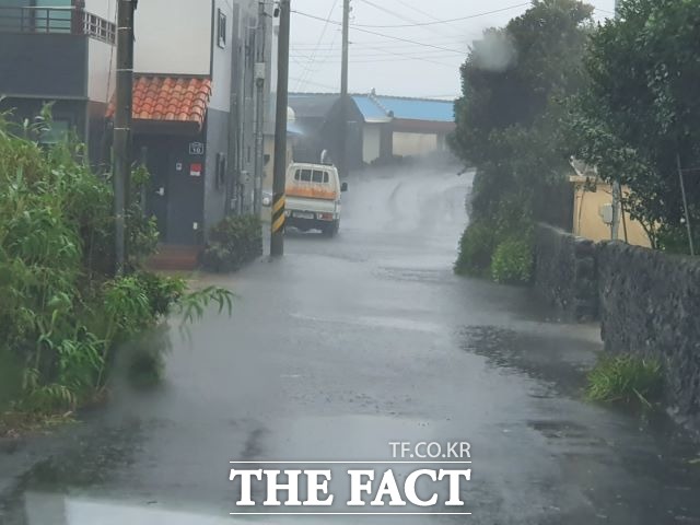 서귀포시는 태풍 및 집중호우시마다 상습적 침수피해가 발생하는 남원읍 태흥3리 침수지구 우수처리시설 사업 외 5건 공사에 대해 새해 첫날 긴급 발주했다고 6일 밝혔다. / 서귀포시 제공