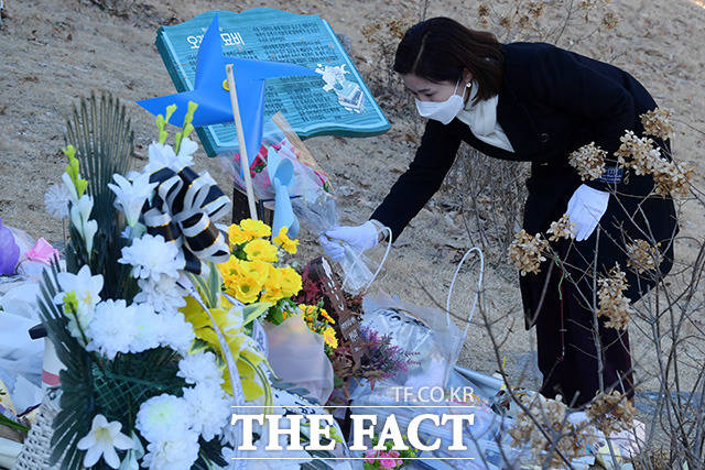 김미애 국민의힘 의원이 6일 오후 경기도 양평군 하이패밀리 안데르센 공원묘지에 안장된 정인 양의 묘지에 방문해 정인 양을 추모하고 있다. /양평=남용희 기자