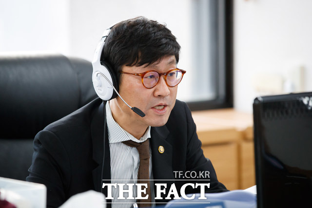 도규상 금융위원회 부위원장은 6일 금융산업의 혁신과 역동성 제고를 위한 간담회를 영상회의로 열고 심사중단제도에 대해 예측가능성과 합리성을 제고할 수 있는 개선안을 마련하겠다고 밝혔다. 사진은 지난달 9일 도규상 부위원장이 서울 종로구 정부서울청사에서 금융리스크 대응반 회의를 진행하고 있는 모습이다. /금융위원회 제공