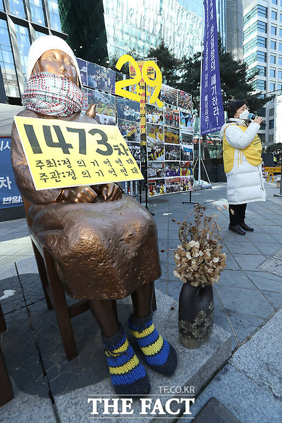 일본군 성노예제 문제 해결을 위한 정기 수요시위 29주년을 맞은 6일 서울 종로구 옛 일본대사관 앞 평화의 소녀상에 목도리와 털모자가 씌워져 있다. /뉴시스