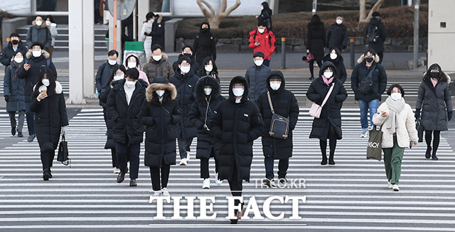 북극한파가 찾아온 6일 오전 서울 영등포구 여의도역 인근의 시민들이 두꺼운 옷을 입고 발걸음을 재촉하고 있다. /이동률 기자