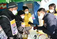 [TF사진관] 김제동, '국회 중대재해기업처벌법 제정 촉구 단식농성장 방문'