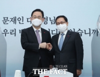 [TF포토] 주호영 원내대표와 인사 나누는 유영민