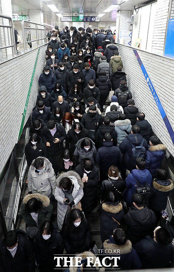 지하철로 출근하는 시민들이 북새통을 이루고 있다. /뉴시스