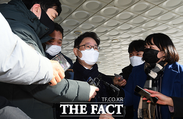 박범계 법무부 장관 후보자(가운데)가 7일 오후 서울 서초구 서울고등검찰청에 마련된 인사청문회 준비사무실로 출근하기에 앞서 취재진의 질의에 답하고 있다. /이동률 기자