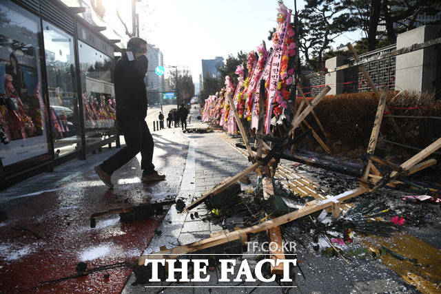 대검찰청 앞에 늘어선 윤석열 검찰총장 응원 화환에 불을 붙인 혐의로 구속영장이 청구된 70대 노인이 구속을 피했다. /남윤호 기자