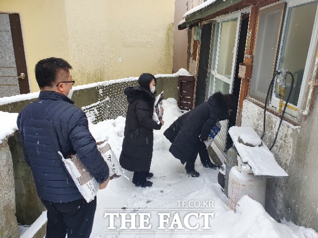 울릉읍은 지난 6일부터 7일까지 이틀간 관내 저소득층 및 소외계층 이웃을 직원들이 직접 방문해 울릉로타리 클럽에서 기탁 받은 쌀(40포)을 나누며 애로사항을 청취하는 등 이웃사랑을 실천했다./울릉군 제공