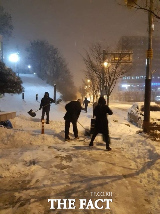 대설주의보가 발효된 7일 새벽 전주시 공무원들이 제설 작업을 하고 있다. /전주시 제공