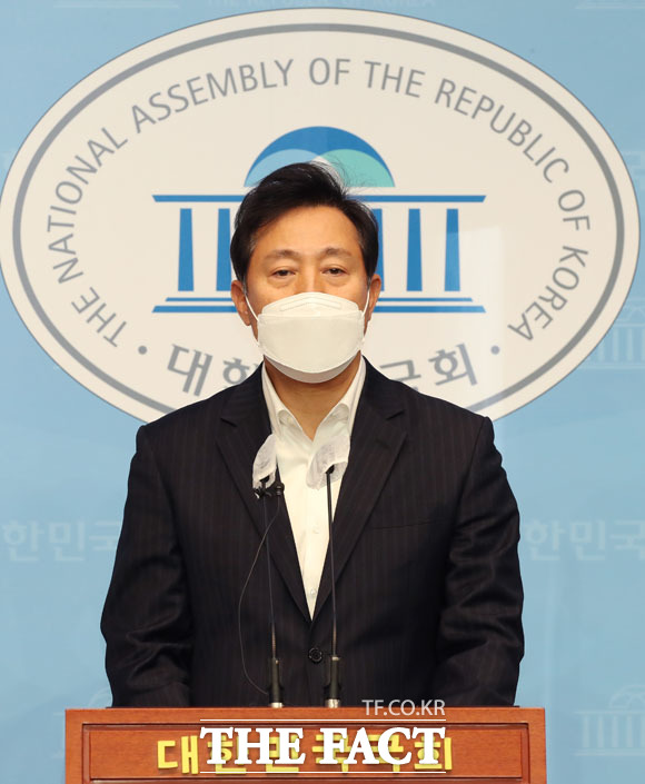 오세훈 전 서울시장이 7일 오전 서울 여의도 국회 소통관에서 기자회견을 열고 안철수 국민의당 대표가 국민의힘에 입당하면 서울시장 선거에 출마하지 않겠다며 조건부 출마 의사를 밝히고 있다. /국회=남윤호 기자