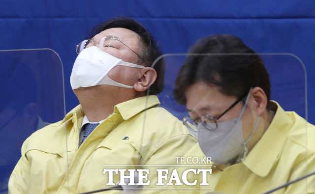 김태년 더불어민주당 원내대표(왼쪽)가 7일 오전 서울 여의도 국회에서 열린 정책조정회의에 참석해 생각에 잠겨 있다. /국회=남윤호 기자