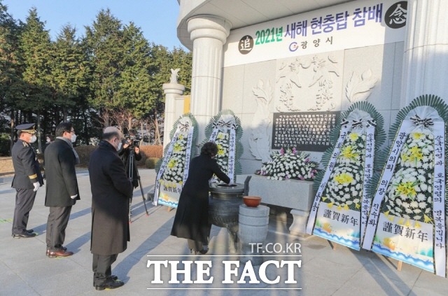 광양시 각급 기관단체장들이 4일 아침 현충탑 참배에 나섰다. 광양시의회 의원들은 이후 한 식당에서 집단으로 조식을 해 감염병 위반 논란을 야기했고 급기야 방역수칙 위반에 대해 사과를 했다. /광양시 제공