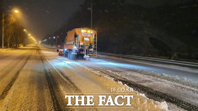 7일 새벽 전북 전주의 한 도롯가에서 제설차가 눈을 치우고 있다./전주시 제공