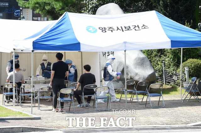 지난 8월 양주시보건소가 코로나19 검체검사를 실시하고 있는 모습./양주시보건소 제공