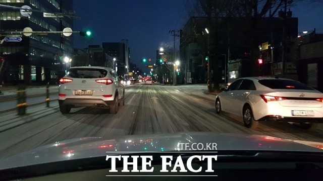 7일 새벽 포항지역에 1cm 안팎의 눈이 내린 가운데 시내 주요도로의 제설작업이 늦어지면서 출근길 차량들이 서행운전을 하고 있다./포항=김달년기자