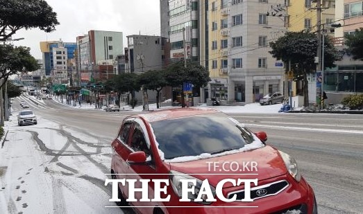 7일 아침 제주는 온 섬이 꽁꽁 얼어붙었고 여기에다 국제공항의 항공기 운항은 결항편이 속출하면서 큰 차질을 빚었다. 도로 곳곳은 통제되면서 출근길 시민들이 큰 불편을 겪었다. / 제주=김용덕 기자