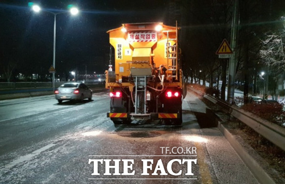 대구시는 7일 새벽 강설에 따라 비상대책반을 운영하고 경사도로, 고가도로,교량 등 취약구간에 제설재 사전 살포 등 시내 전 지역 제설작업을 실시했다. / 대구시 제공