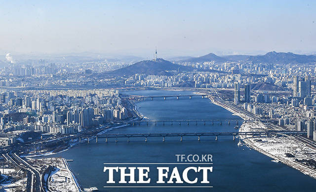 북극발 한파가 지속되는 7일 오후 서울 송파구 롯데월드타워 서울스카이에서 바라본 서울 도심에 새하얀 눈이 쌓여있다. /이동률 기자