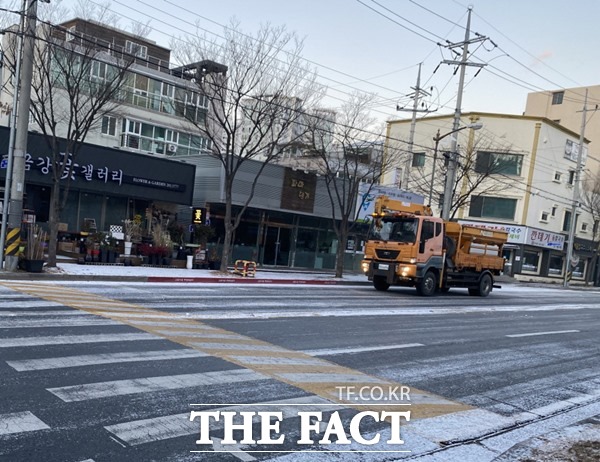 포항시가 7일 포항지역에 내린 1cm 안팎의 눈에 시내 주요도로 제설작업 늑장대처로 시민들이 식은 땀 나는 출근 길을 해야하는 불편을 겪었다./포항시제공