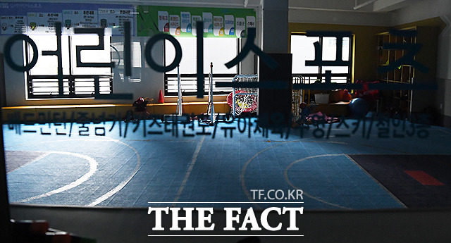 정부가 8일부터 수도권 내 아동과 학생을 대상으로 하는 실내체육시설에 대해서도 영업을 허용하기로 했다. 사진은 서울 강서구의 한 어린이스포츠 체육관이 닫혀 있는 모습. /배정한 기자