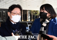 [TF포토] 취재진 질의에 답하는 박범계