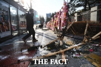  '윤석열 화환' 불 지른 70대 구속영장 기각