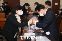 [TF포토] 주먹 맞댄 서영교-김창룡