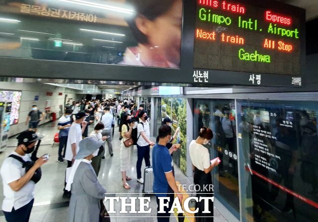 서울교통공사는 이번 일로 감정노동 전담 부서를 새롭게 만들었다고 밝혔다. 사진은 지하철 탑승 구간의 모습으로 기사와 무관. /이호균 기자