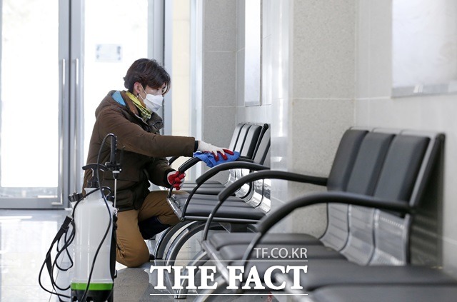 임실군이 코로나19로 생계와 사업체 운영 등에 막대한 타격을 입고 있는 군민들을 방역요원으로 선발해 주요 관광지에 배치했다. /임실군