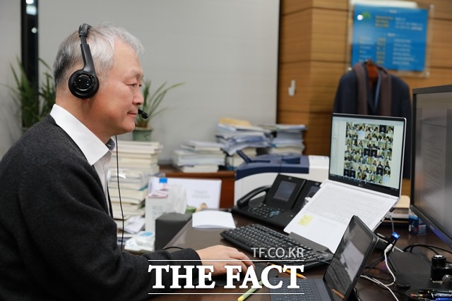 정영채 NH투자증권 사장이 7일 여의도 본사 집무실에서 화상회의 방식으로 진행된 ‘2021년 리더스 컨퍼런스(Leaders Conference)’에 참여해 발표내용을 듣고 있다. /NH투자증권 제공