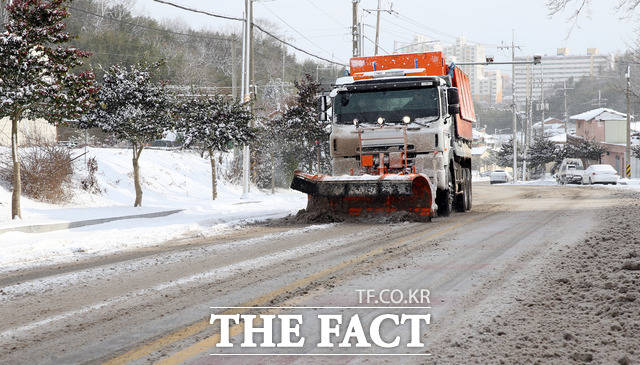 함평군은 대설주의보가 발효된 지난 6일 오후 7시부터 그레이더 등 장비 108대와 공무원 등 125명을 동원해 지역내 53개 노선 97개 구간 252.1km에 대한 밤샘 제설 작업을 실시했다. 사진은 함평읍 주요 도로변 및 작곡재에서 그레이더 제설작업을 하는 모습./함평군 제공